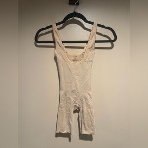 Assets by Spanx Remarkable Results All in One Under Bust Mid Thigh Bodysuit S